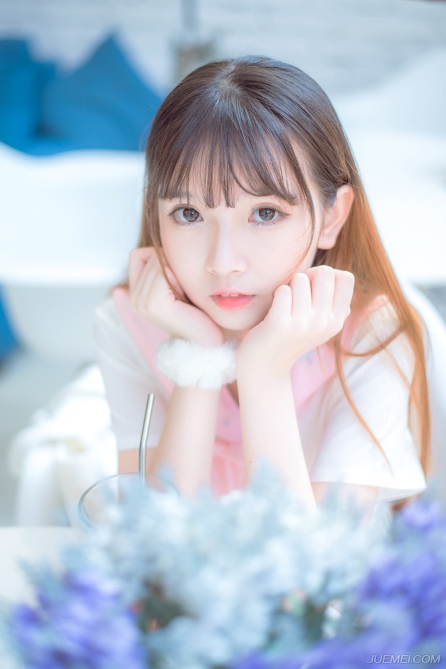 “也怨不得他，周瑜的死被江东赖在了荆州的头上，听说江东不少将领向孙权请命北伐，后方不稳，如之奈何？”曹操摇了摇头，微笑着安抚着夏侯惇，只是眼底生出那抹忧虑，却怎么也化不掉。